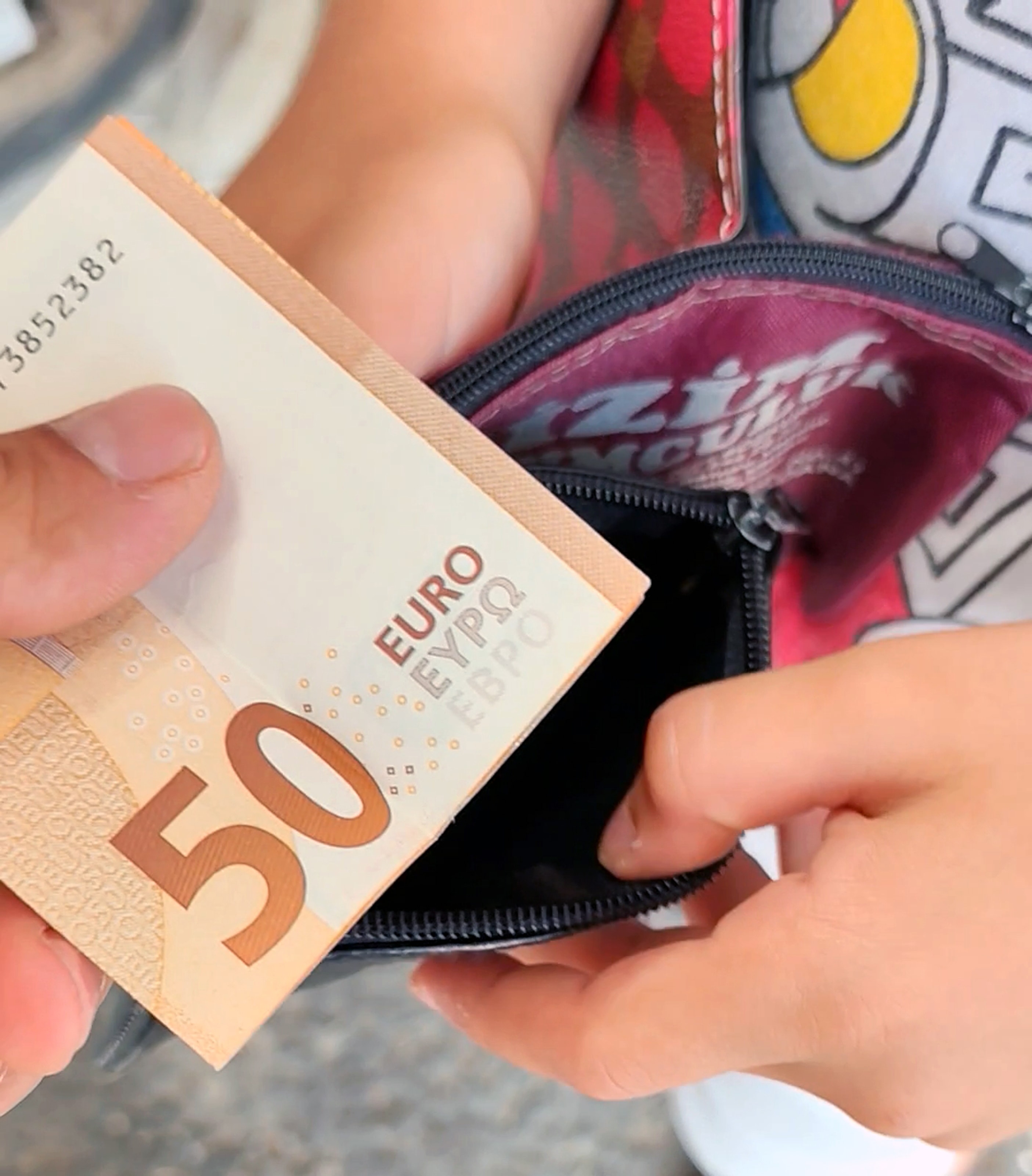 Battaniyeden çıkan servet: Halıcı parayı iade etti, müşteri tepkisi şaşırttı