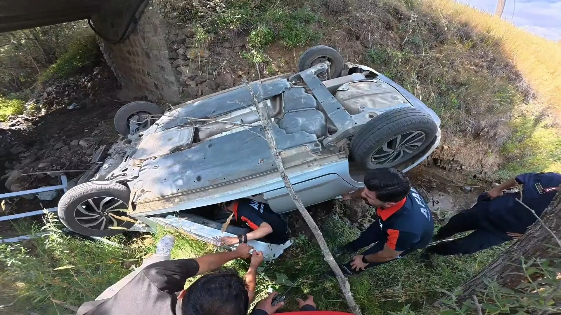 Bayburt'ta Gelin Arabası Dereye Uçtu: 1'i Ağır 3 Yaralı