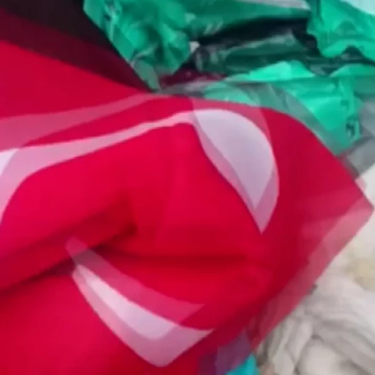 Bayrağı Çöpe Atan da Görüntüleyen de Aynı Kişi Çıktı