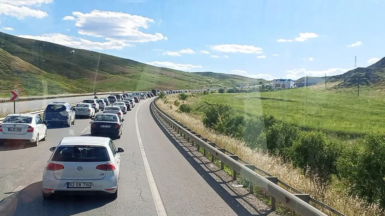 Bayram dönüşü kabusu: Ankara ve İzmir yolları kilitlendi