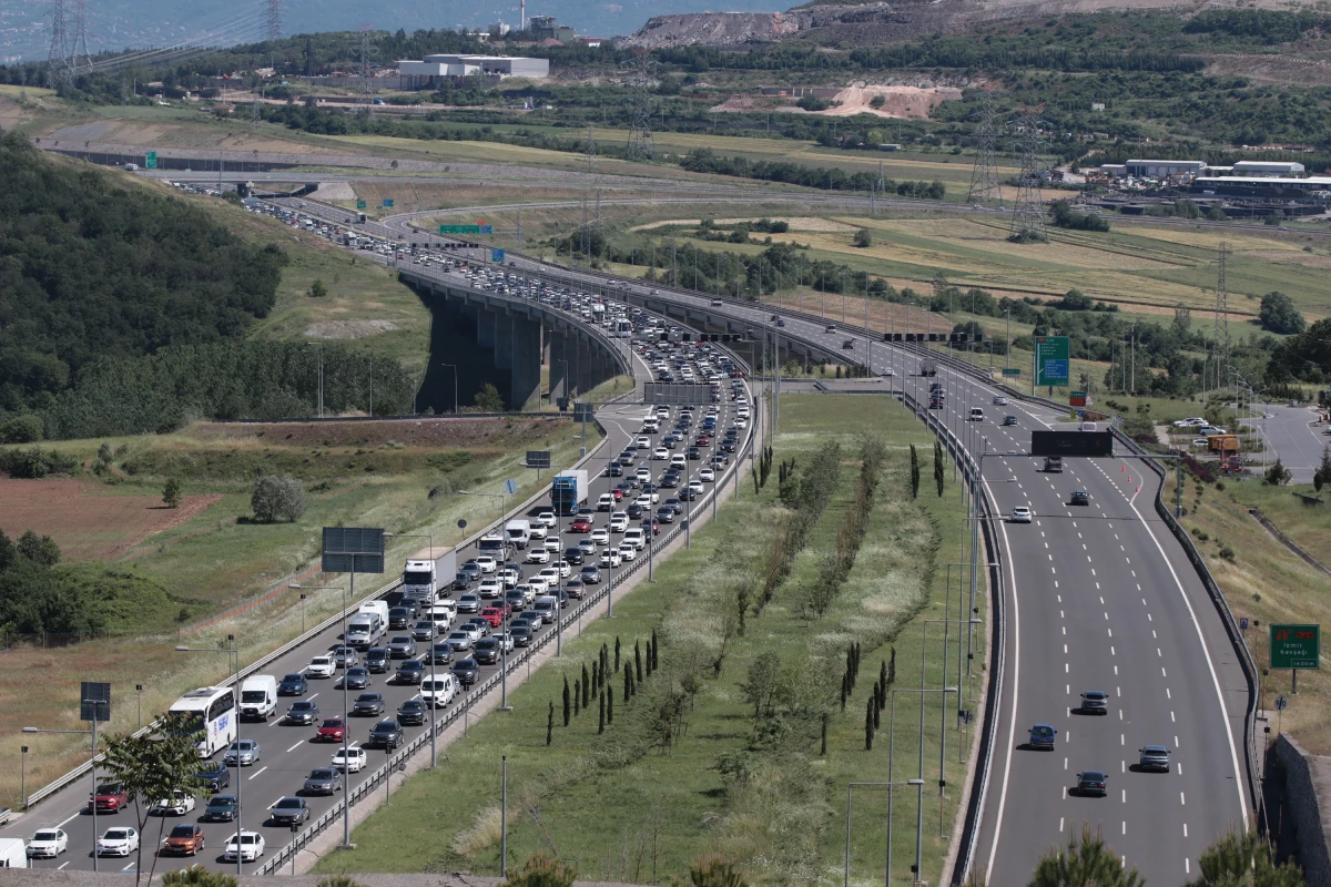 Bayram Dönüşü: Kocaeli, Bolu ve Düzce'de Trafik Yoğunluğu Sürüyor