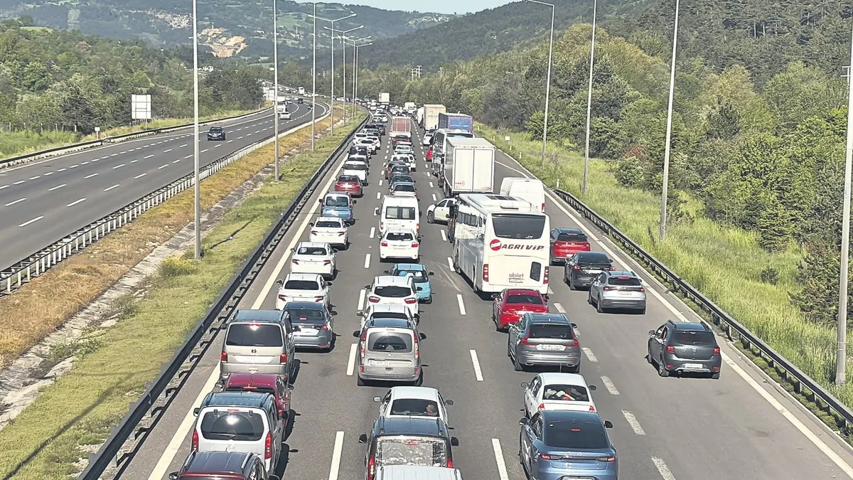Bayram Dönüşünde Yollar Kilitlendi: Uzun Kuyruklar Oluştu