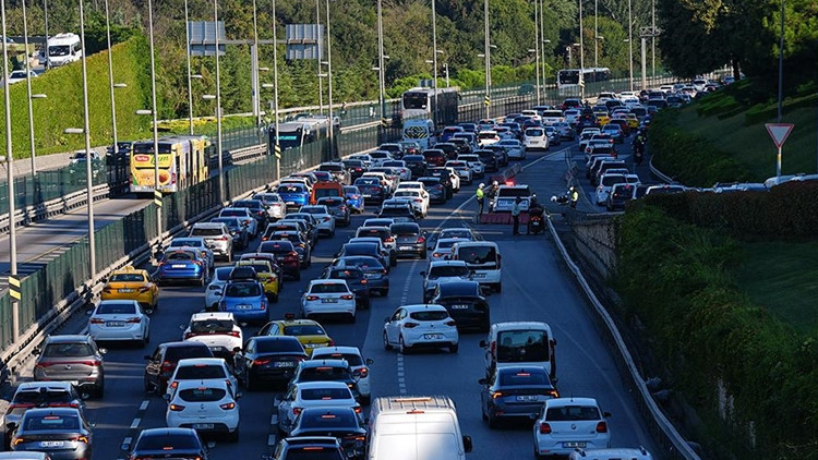 Bayram Tatili Dönüşü İstanbul'da Trafik Felç Oldu: Yoğunluk Yüzde 58'e Ulaştı