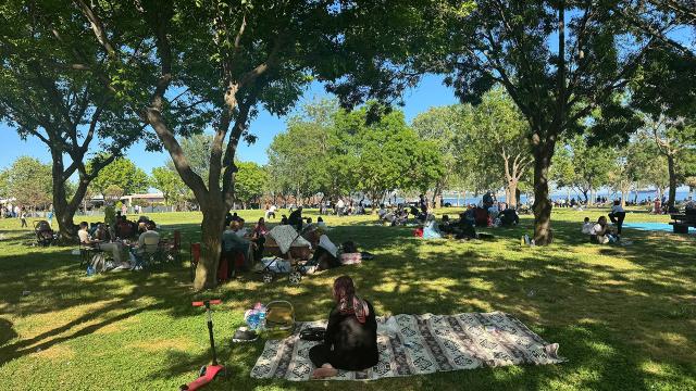 Bayramın İlk Gününde İstanbul'da Sahil ve Parklar Doldu Taştı