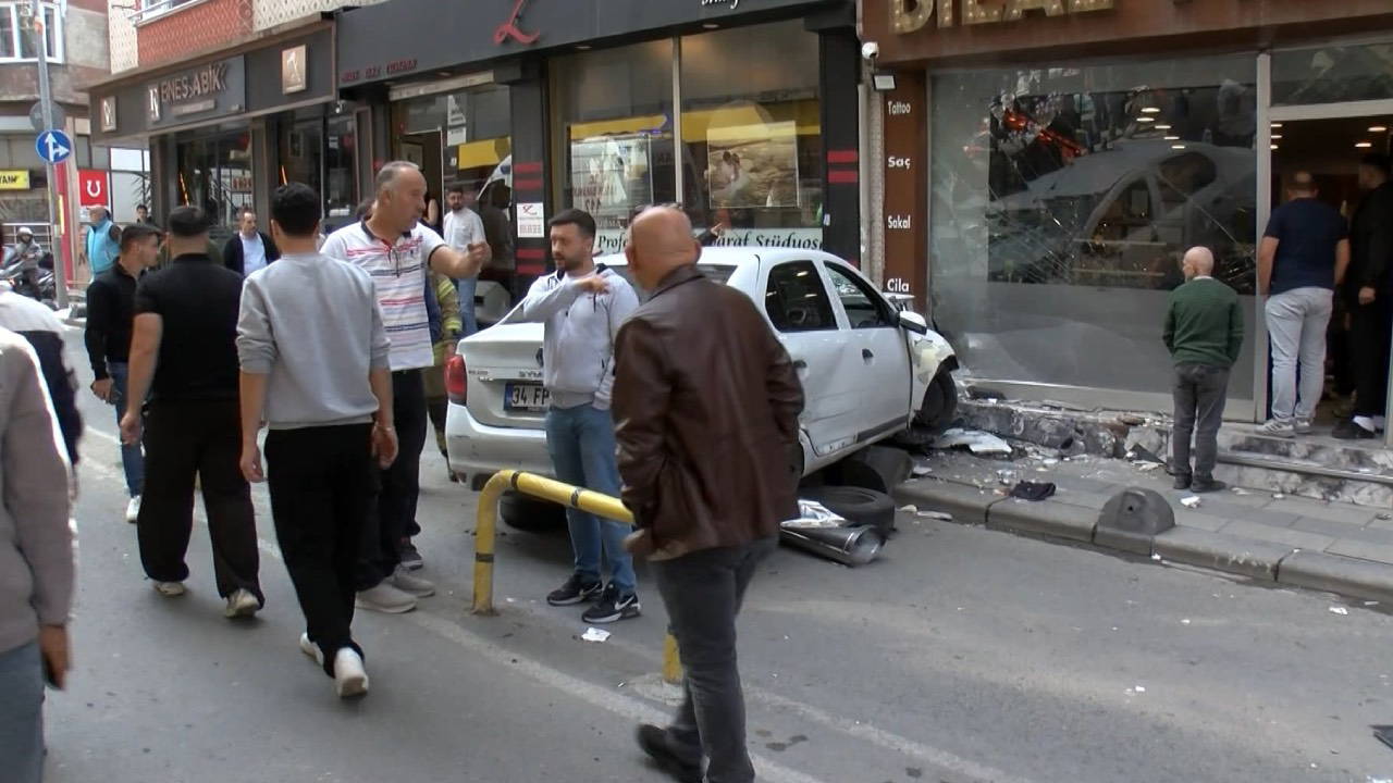 Bayrampaşa'da kaza: Savrulan otomobil berber dükkanına daldı, 2'si ağır 5 yaralı