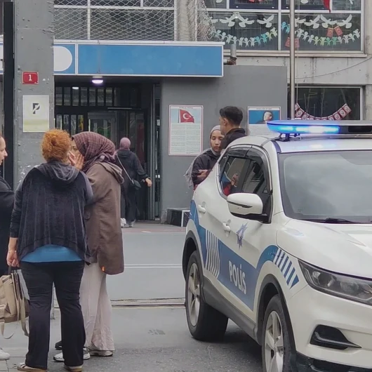 Bayrampaşa'da Polis Denetiminde Şok: Tabancayı Çocuklara Saklattılar