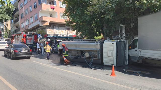 Bayrampaşa'da su tankeri devrildi: Sürücü yaralı, kaza anı kamerada
