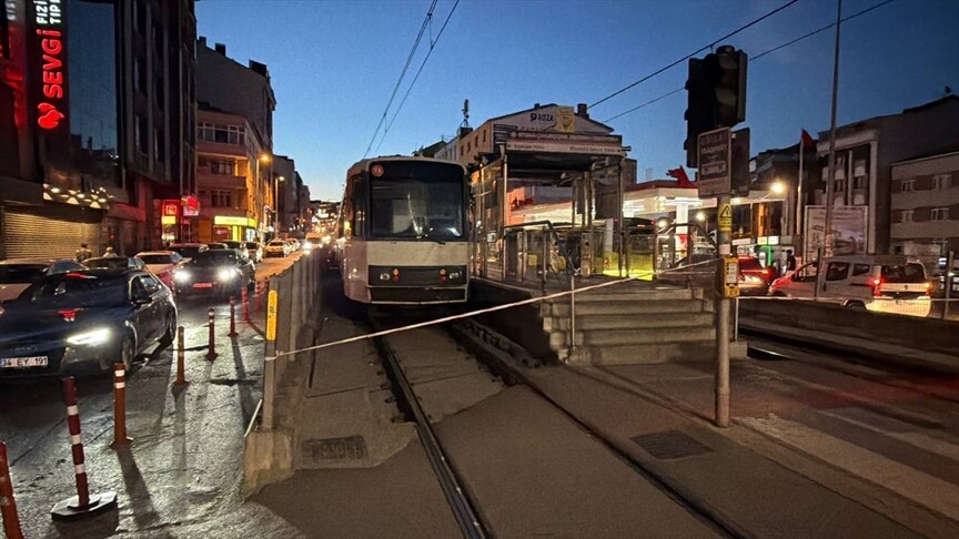Bayrampaşa'da trafo patlaması tramvay seferlerini durdurdu