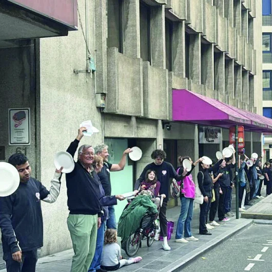 Belçika'da Gıda Yardımı Kesintisine Boş Tabaklı Protesto