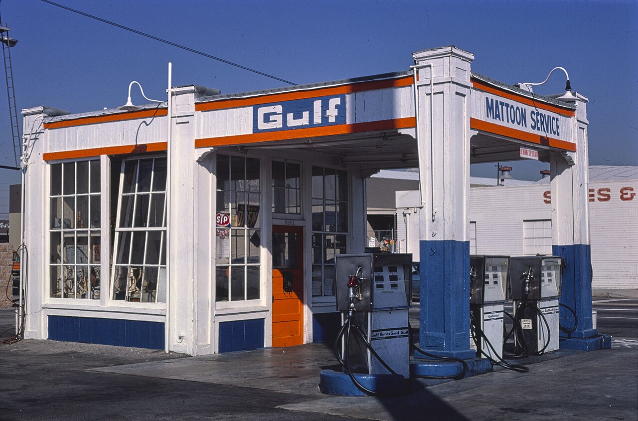 Benzin fiyatında 82 kuruşluk indirim: Litre 64,32 TL'ye geriledi