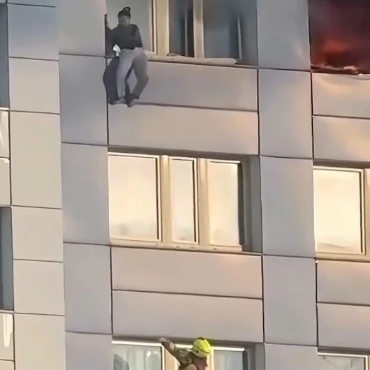 Berlin'de 18 Katlı Binada Yangın: Adam İtfaiye Sepetine Atlayarak Kurtuldu
