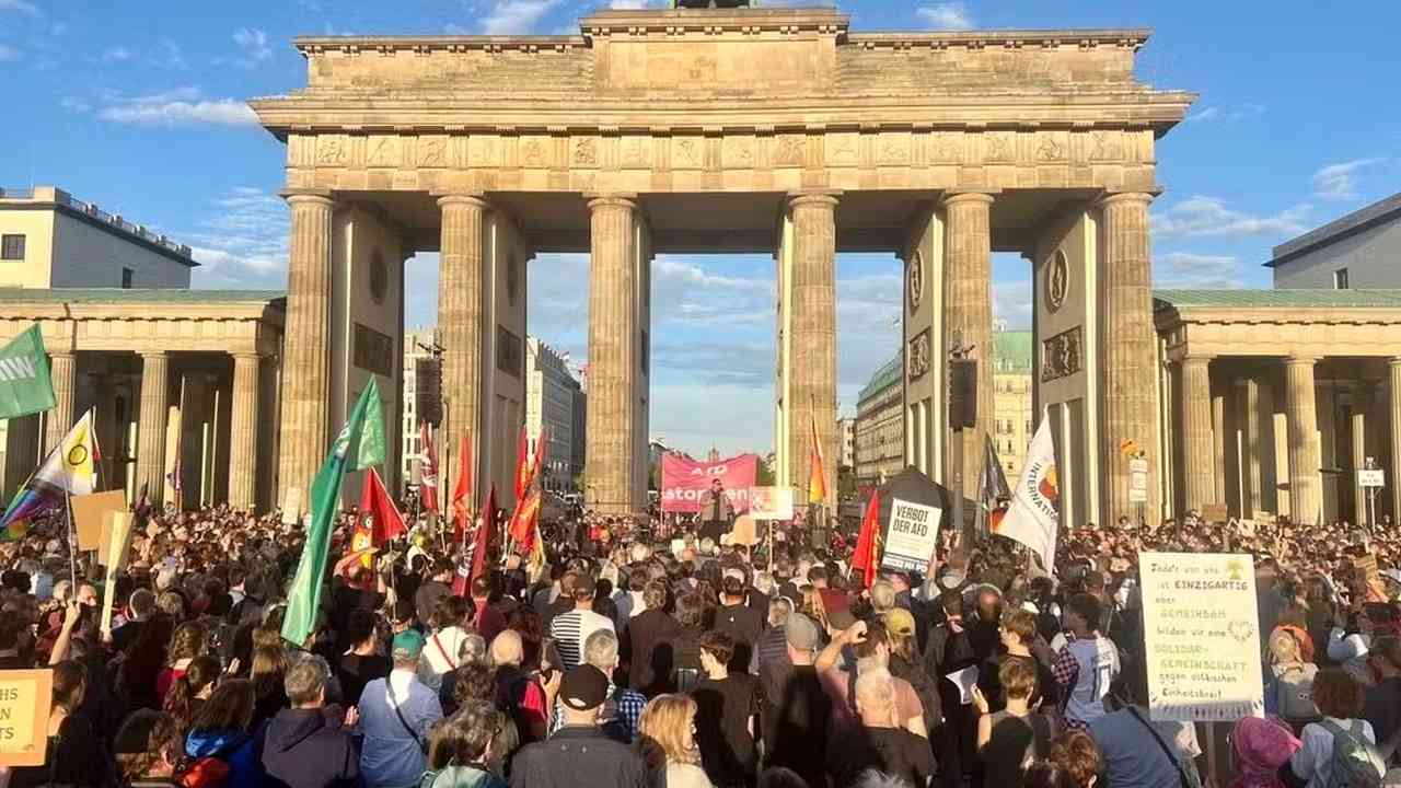Berlin'de AfD karşıtı dev protesto: Brandenburg Kapısı'nda binlerce kişi