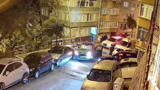 Beşiktaş'ta Alkollü Sürücü Polisten Kaçarken Park Halindeki Araçlara Çarptı