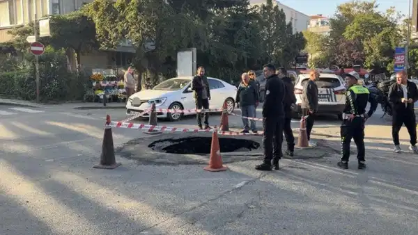 Beşiktaş'ta Ana Caddede Yol Çöktü: Trafik Felç