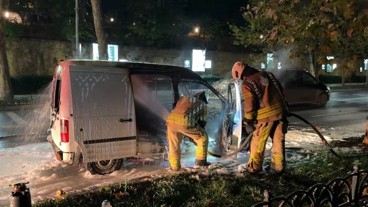 Beşiktaş'ta Gece Yarısı Alevler Yükseldi: Araç Seyir Halinde Yanmaya Başladı