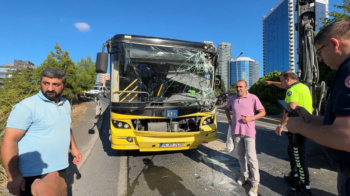 Beşiktaş'ta İETT Otobüsü İş Makinesine Çarptı: 5 Yaralı