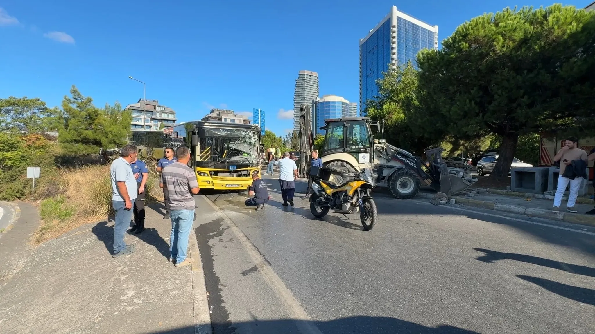 Beşiktaş'ta İETT otobüsü iş makinesine çarptı: 5 yaralı
