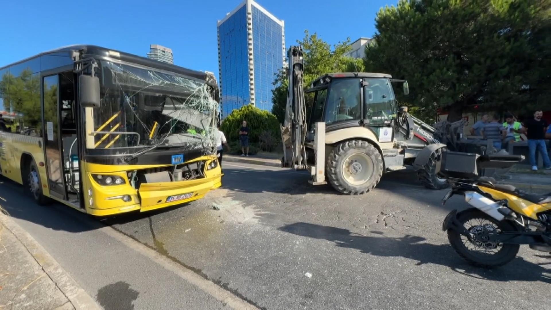 Beşiktaş'ta İETT Otobüsü İş Makinesine Çarptı: 5 Yaralı