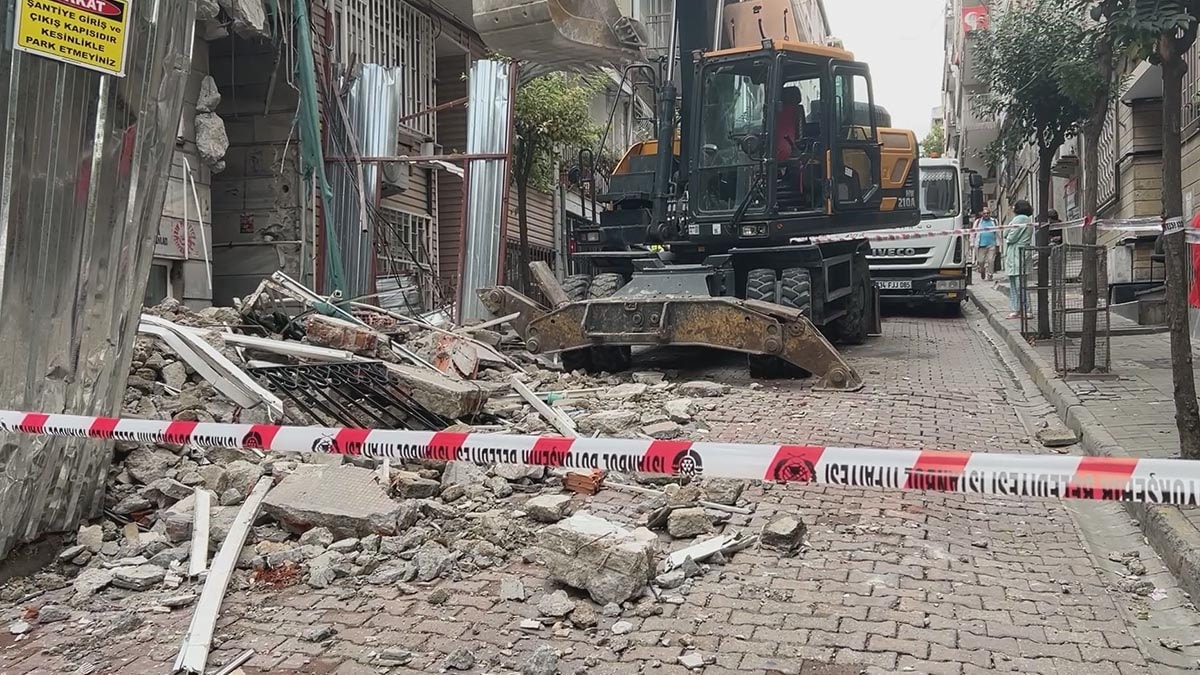 Beşiktaş'ta Kentsel Dönüşüm Yıkımında Korkutan An: Bitişik Apartman Tahliye Edildi