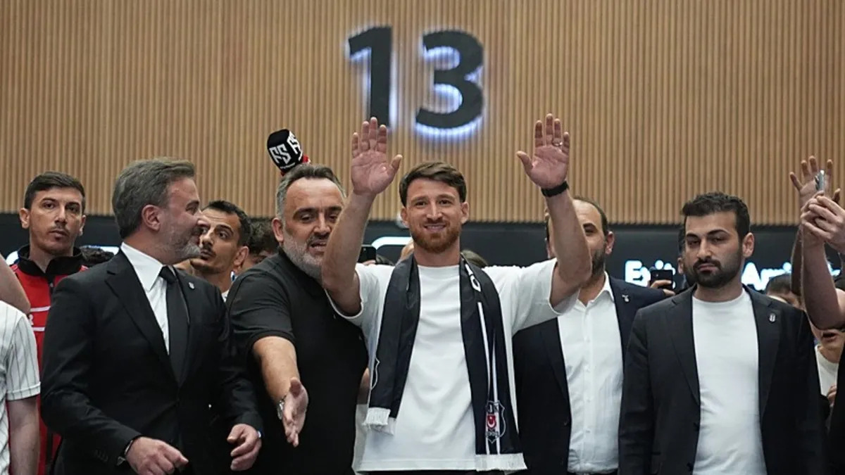Beşiktaş, Salih Özcan transferini resmen açıkladı: Milli futbolcu İstanbul'da