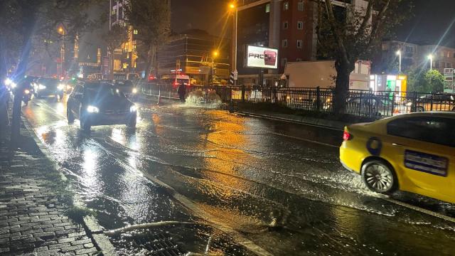 Beşiktaş'ta Su Borusu Patladı: Zincirlikuyu Alt Geçidi'ni Su Bastı