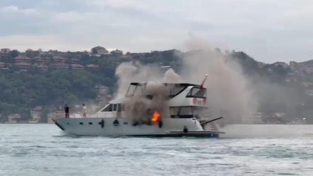 Beşiktaş'ta Tekne Yangını: Ekipler Seferber Oldu