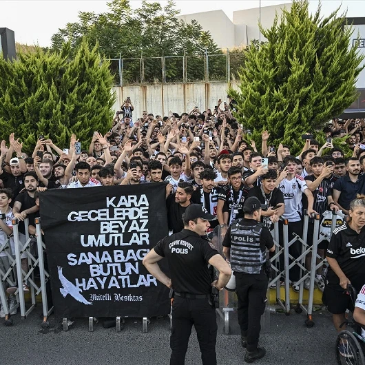 Beşiktaş Taraftarı Junior Olaitan'ı Havalimanında Karşıladı