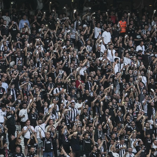 Beşiktaş Taraftarından Fenerbahçe'ye Gönderme