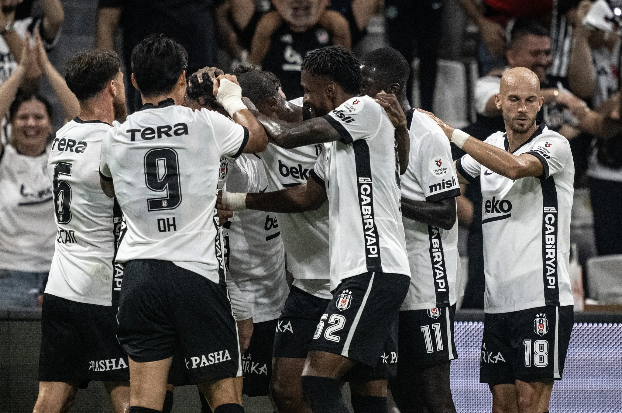 Beşiktaş'ta Trabzonspor Maçı Öncesi Kadro Sürprizi: İki Yıldız Yok, Vlahovic Kafilede