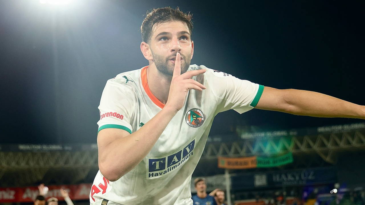 Beşiktaş, genç stoper Ümit Akdağ transferini resmen duyurdu