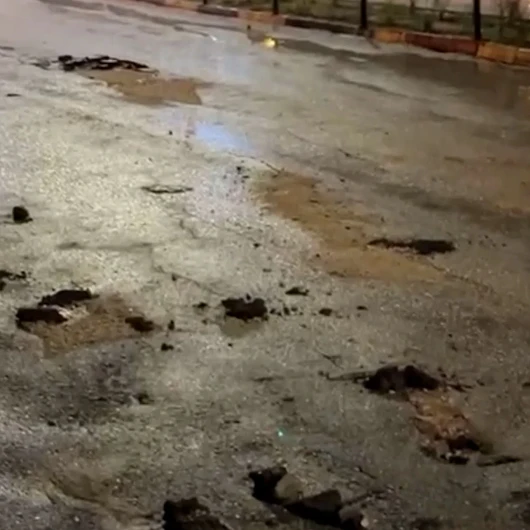 Besni'de Şiddetli Yağış Yolları Çökertti: Günlük Yaşam Felç