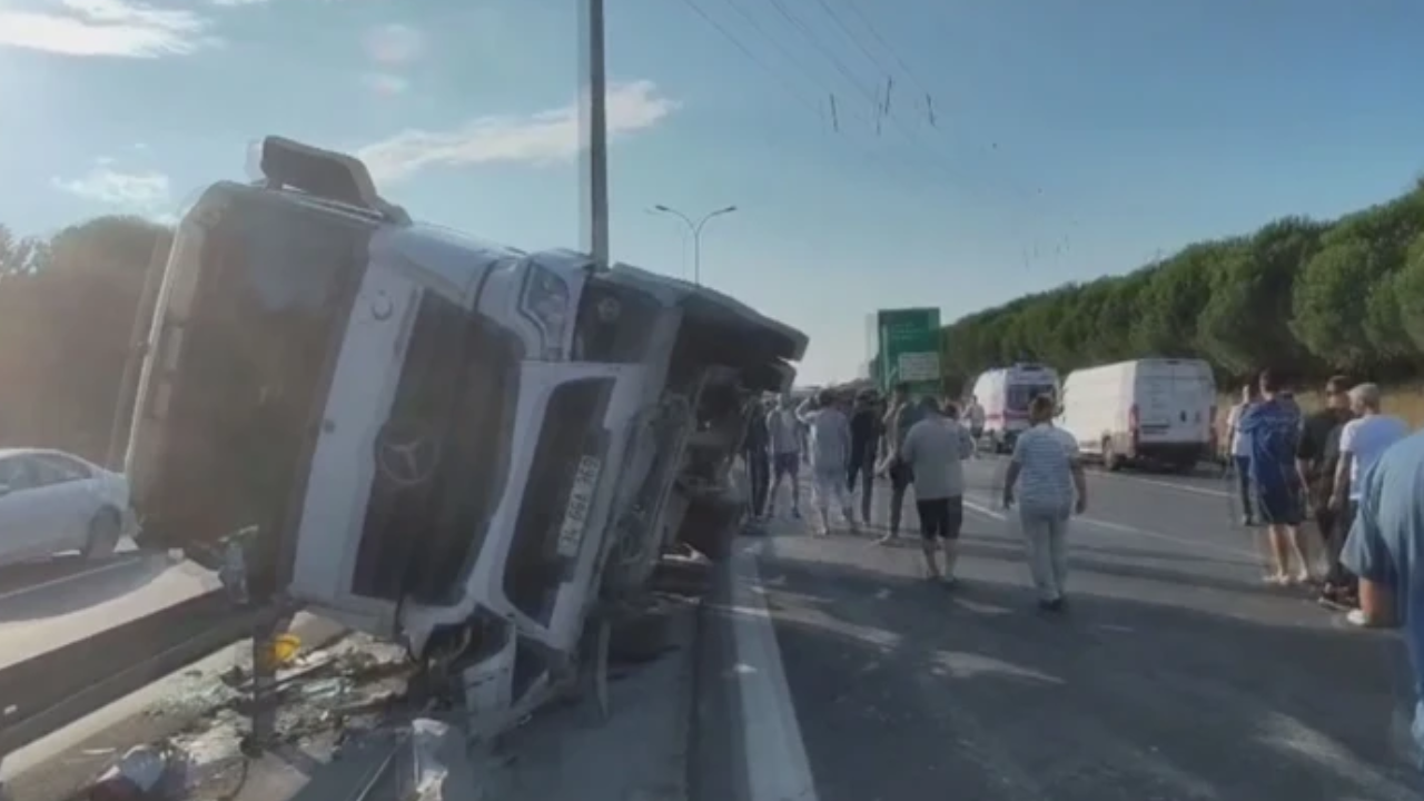 Beton Tankeri Devrildi: Büyükçekmece TEM'de Trafik Durdu