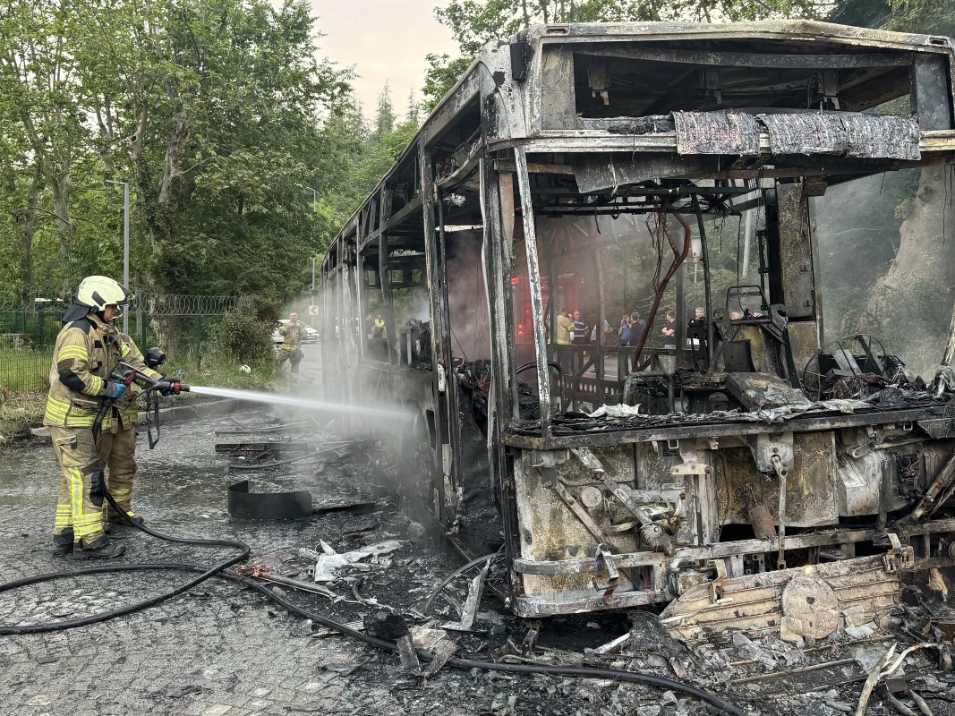 Beykoz'da İETT otobüsü seyir halinde alev alev yandı