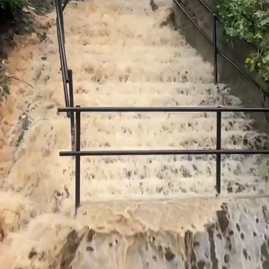 Beykoz'da Sağanak Felç Etti: Araçlar Çamur Altında Kaldı