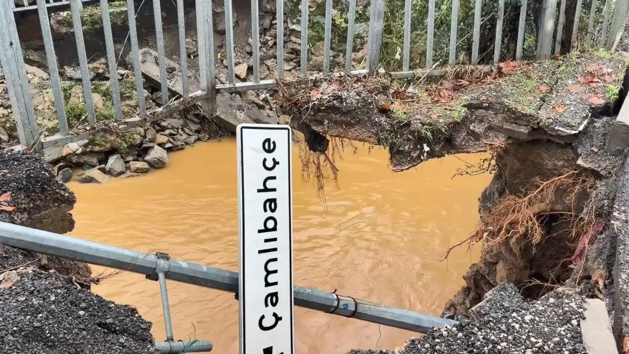 Beykoz'da Sağanak Sonrası Köprü Duvarı Çöktü: Yol Trafiğe Kapatıldı