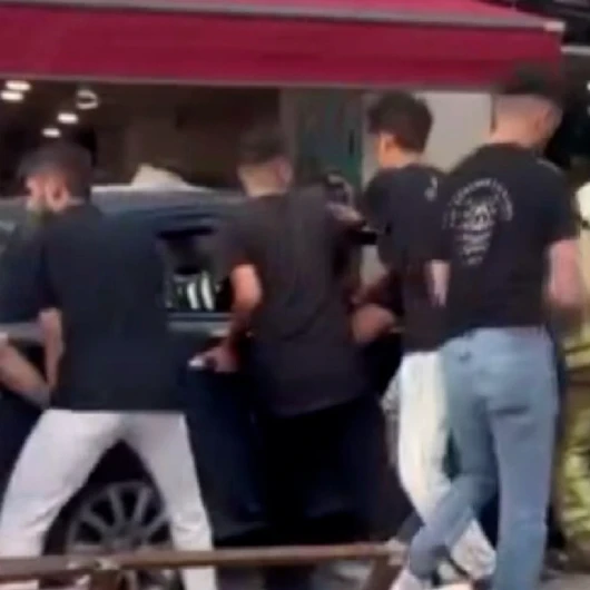 Beykoz'da Facia: Sürücü Kaldırımdaki Yayalara Çarptı, Dondurmacıya Girdi