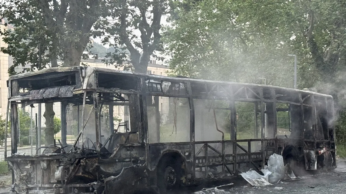 Beykoz'da İETT otobüsü seyir halindeyken alev aldı