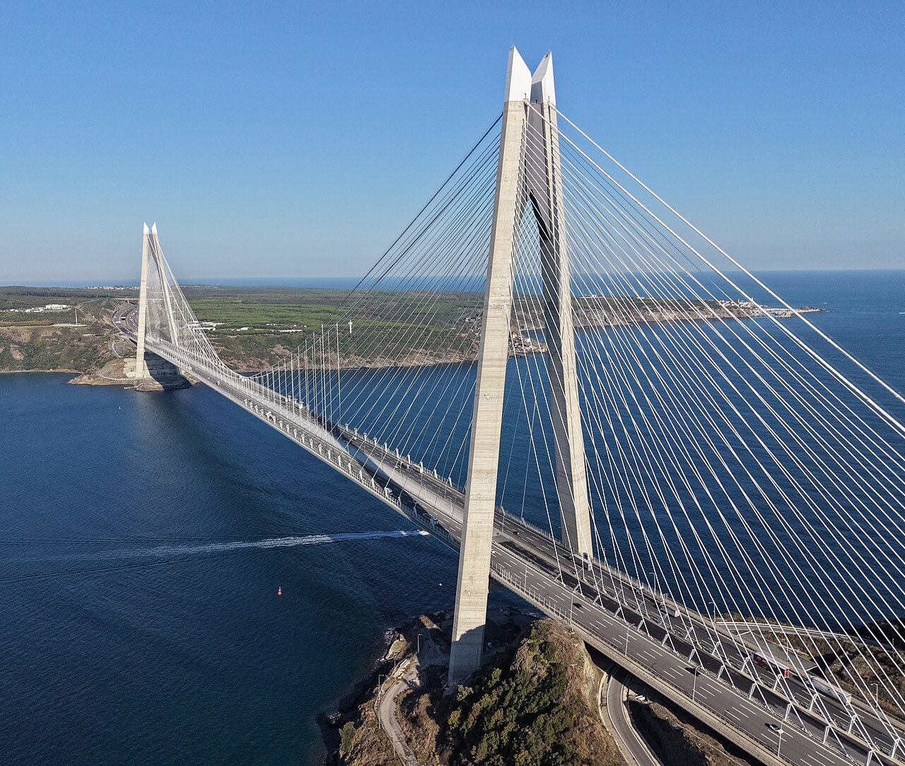 Beykoz'da Otomobil Yayalara Daldı: Yaralılar Var