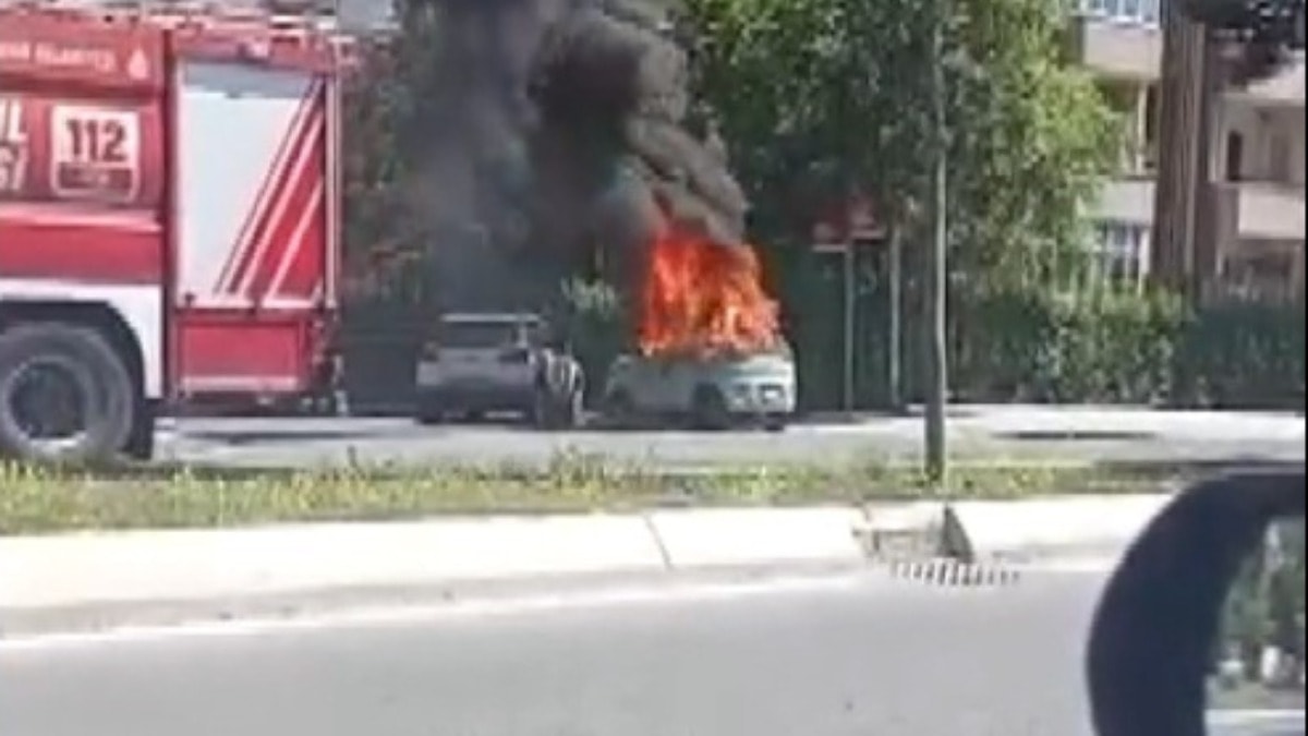Beylikdüzü'nde elektrikli otomobil alevlere teslim oldu