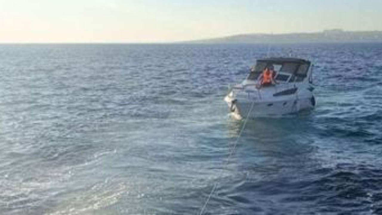 Beylikdüzü'nde Makine Arızası Yapan Tekne Kıyı Emniyeti Ekiplerince Kurtarıldı