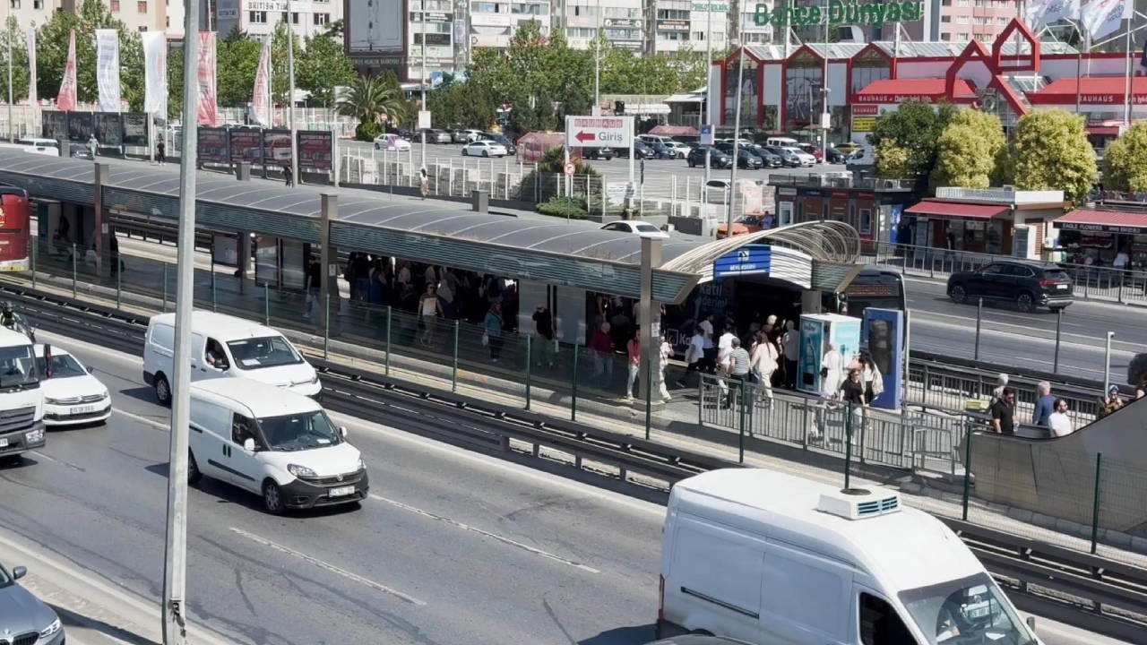 Metrobüste 'yan bakma' kavgası can aldı: Baba ve oğul gözaltında