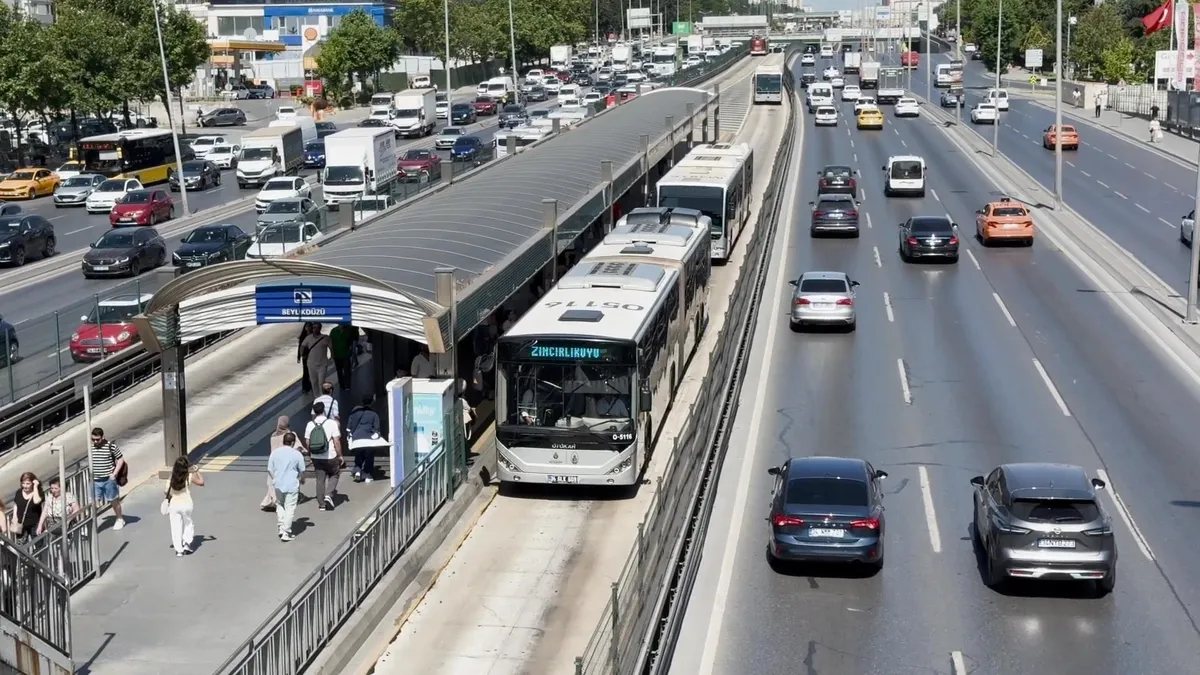 Beylikdüzü metrobüsünde 'yan bakma' kavgası ölümle bitti: Şüpheliler gözaltında