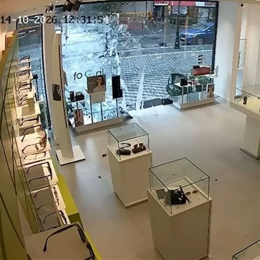 Beylikdüzü'nde Şiddetli Rüzgar Gözlükçü Camını Kırdı