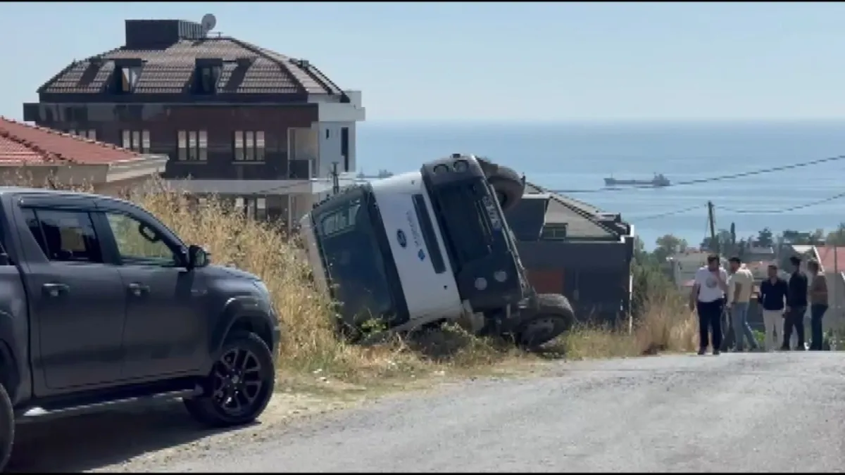 Beylikdüzü'nde Yol Çöktü: Beton Mikseri Şarampole Devrildi