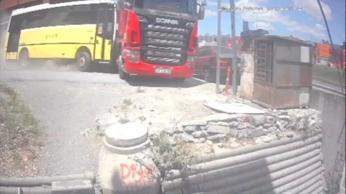 Beylikdüzü'nde faciadan dönüldü: Freni boşalan İETT otobüsü TIR'a çarptı