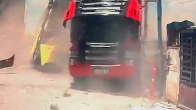 Beylikdüzü'nde freni boşalan İETT otobüsü park halindeki tıra çarptı