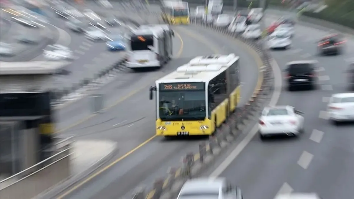 Beylikdüzü'nde İETT Otobüsleri Çarpıştı: 2 Yaralı