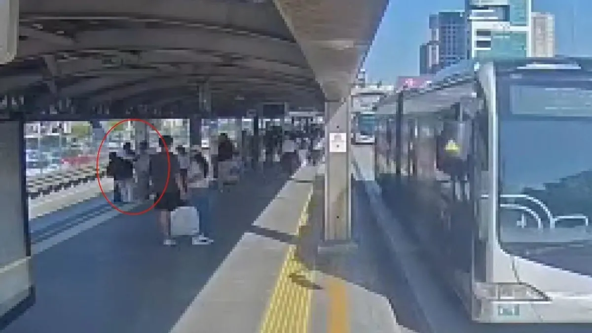 Beylikdüzü'nde metrobüste cinayet: Bıçaklı saldırı anı kamerada