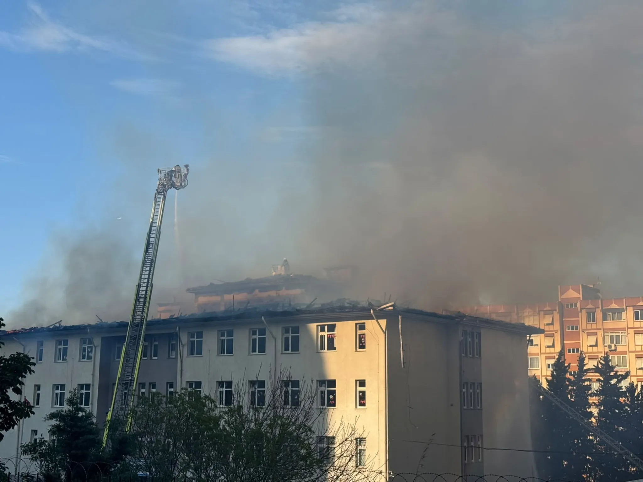 Beylikdüzü'nde okul çatısında çıkan yangın itfaiye ekiplerince söndürüldü
