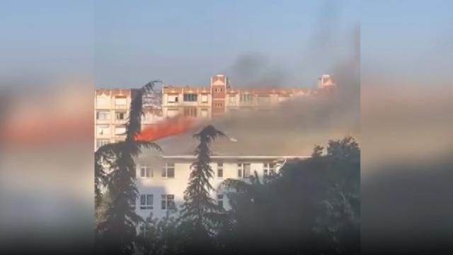 Beylikdüzü'nde okul çatısında yangın: İtfaiye müdahalesi sürüyor